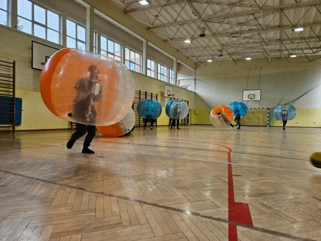 Gra w kule Bumper Ball na hali sportowej w Krakowie
