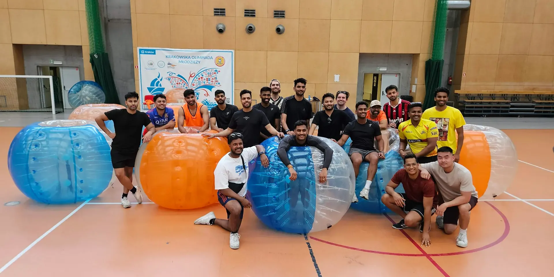 Gra w kule Bumper Ball na hali sportowej w Krakowie