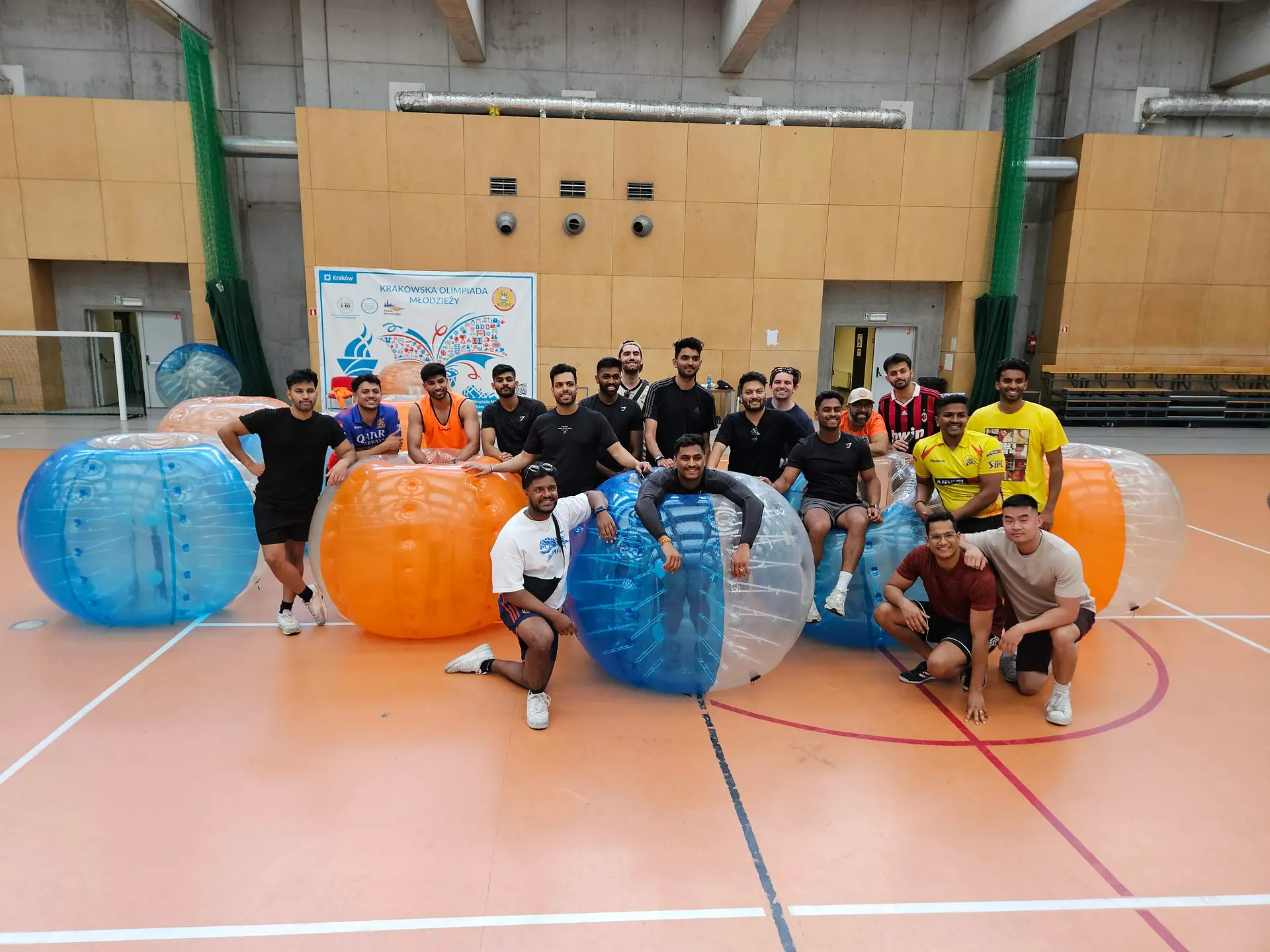 Gra w kule Bumper Ball na hali sportowej w Krakowie