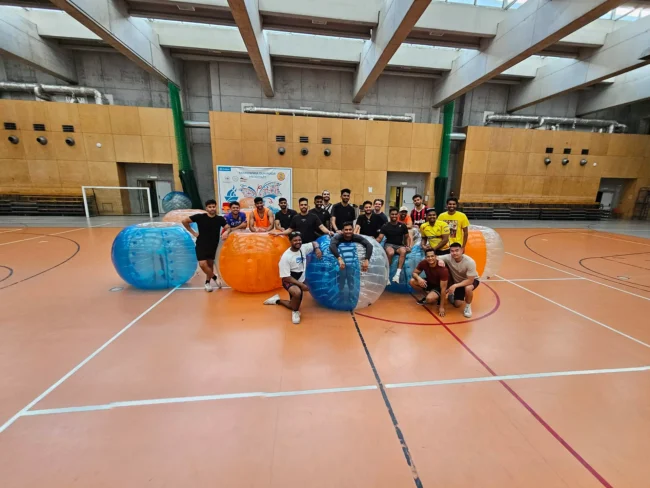 Gra w kule Bumper Ball na hali sportowej w Krakowie