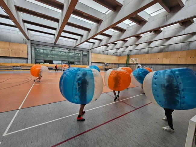 Gra w kule Bumper Ball na hali sportowej w Krakowie
