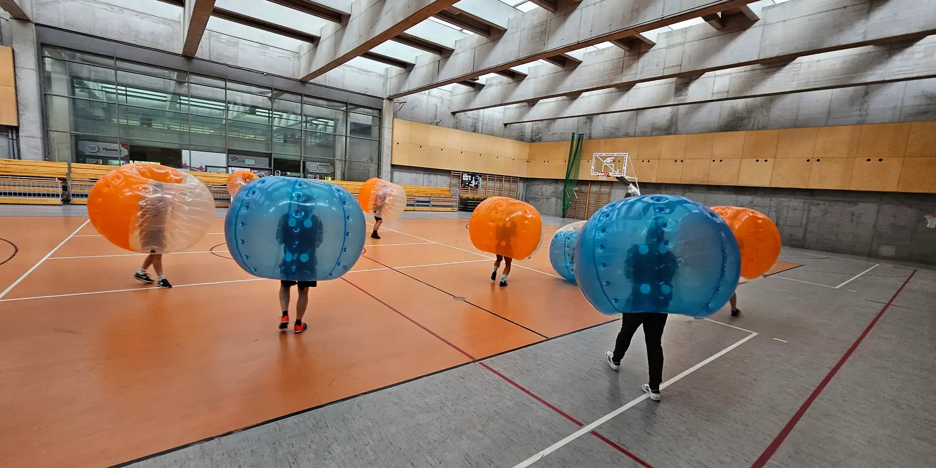 Gra w kule Bumper Ball na hali sportowej w Krakowie