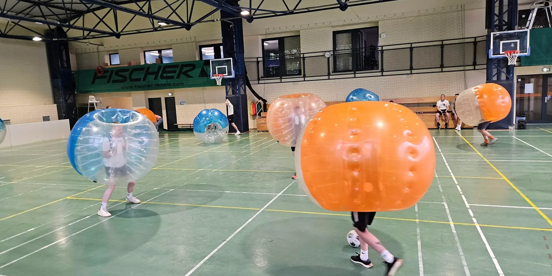 Gra w kule Bumper Ball na hali sportowej w Krakowie