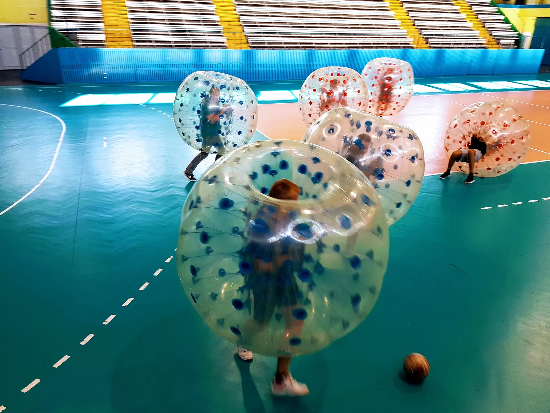 Gra w kule Bumper Ball na hali sportowej w Krakowie