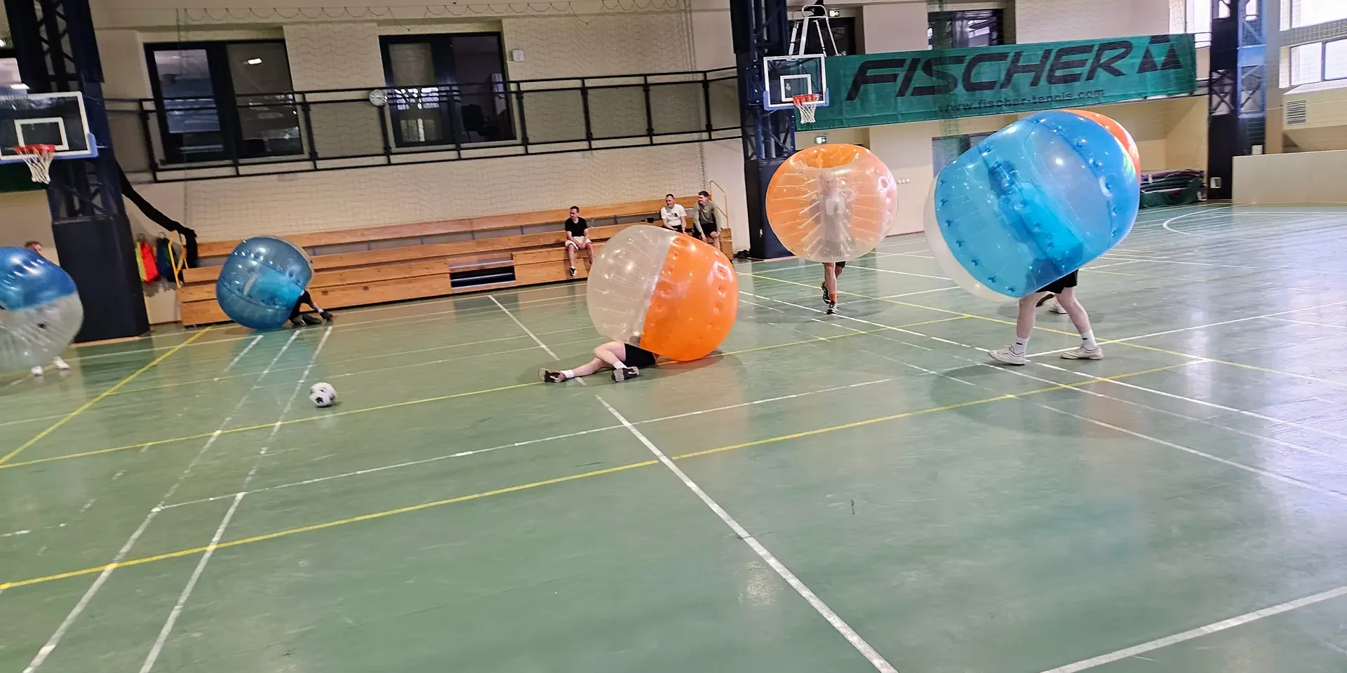 Gra w kule Bumper Ball na hali sportowej w Krakowie