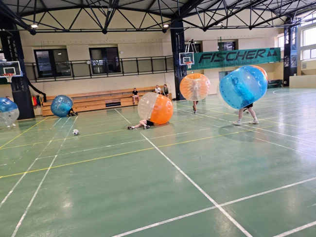Gra w kule Bumper Ball na hali sportowej w Krakowie