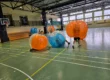 Gra w kule Bumper Ball na hali sportowej w Krakowie