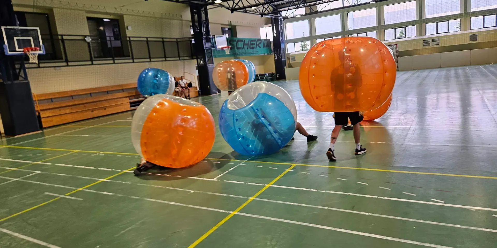 Gra w kule Bumper Ball na hali sportowej w Krakowie
