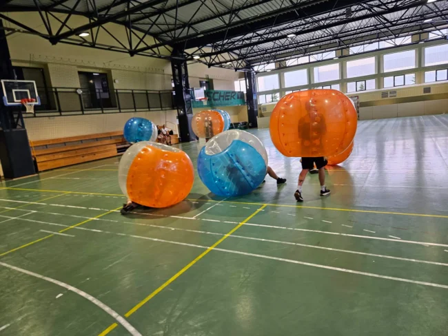 Gra w kule Bumper Ball na hali sportowej w Krakowie