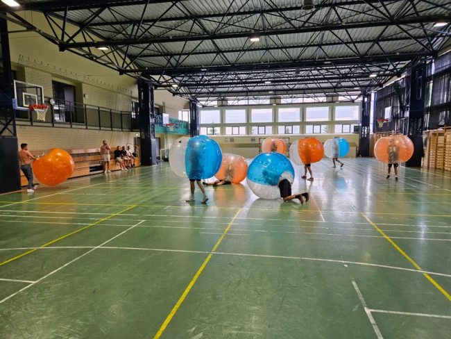 Gra w kule Bumper Ball na hali sportowej w Krakowie