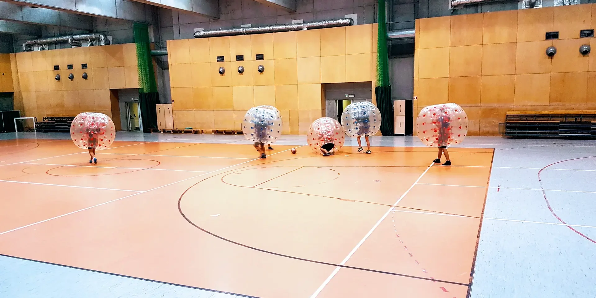Gra w kule Bumper Ball na hali sportowej w Krakowie