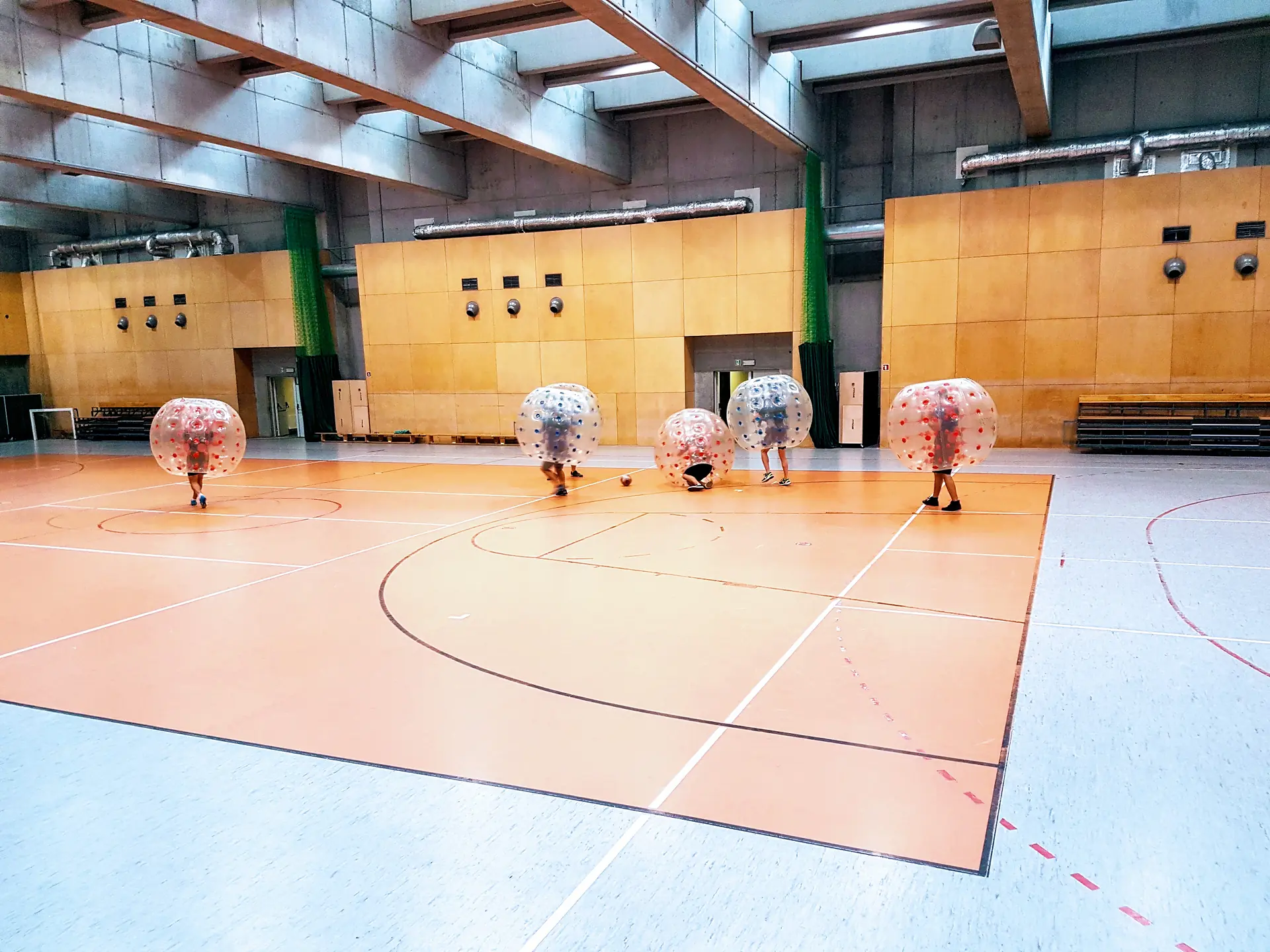 Gra w kule Bumper Ball na hali sportowej w Krakowie