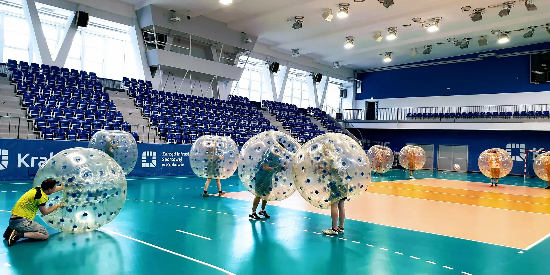Gra w kule Bumper Ball na hali sportowej w Krakowie