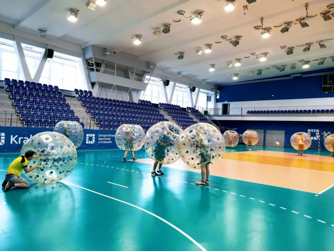 Gra w kule Bumper Ball na hali sportowej w Krakowie