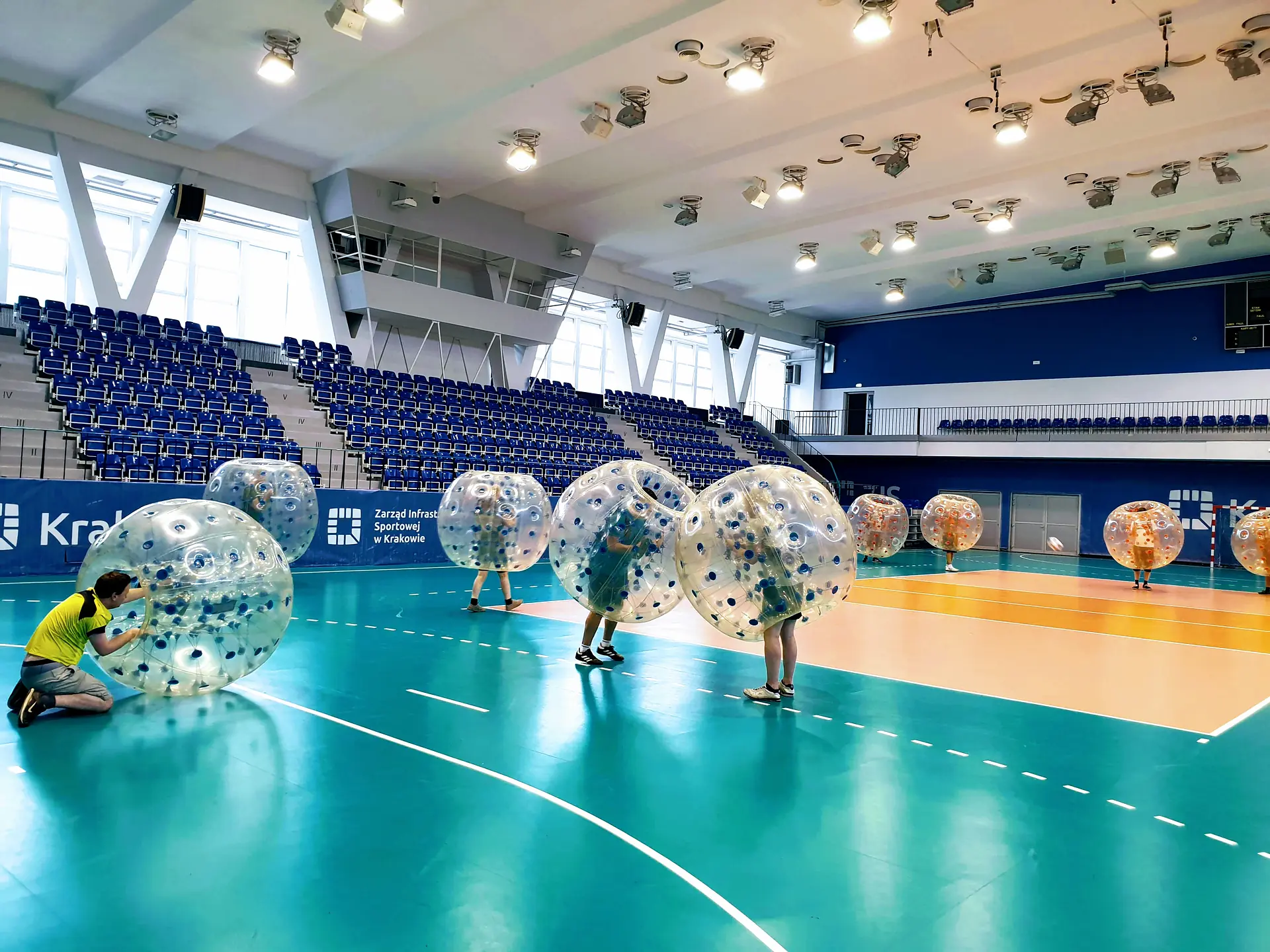 Gra w kule Bumper Ball na hali sportowej w Krakowie