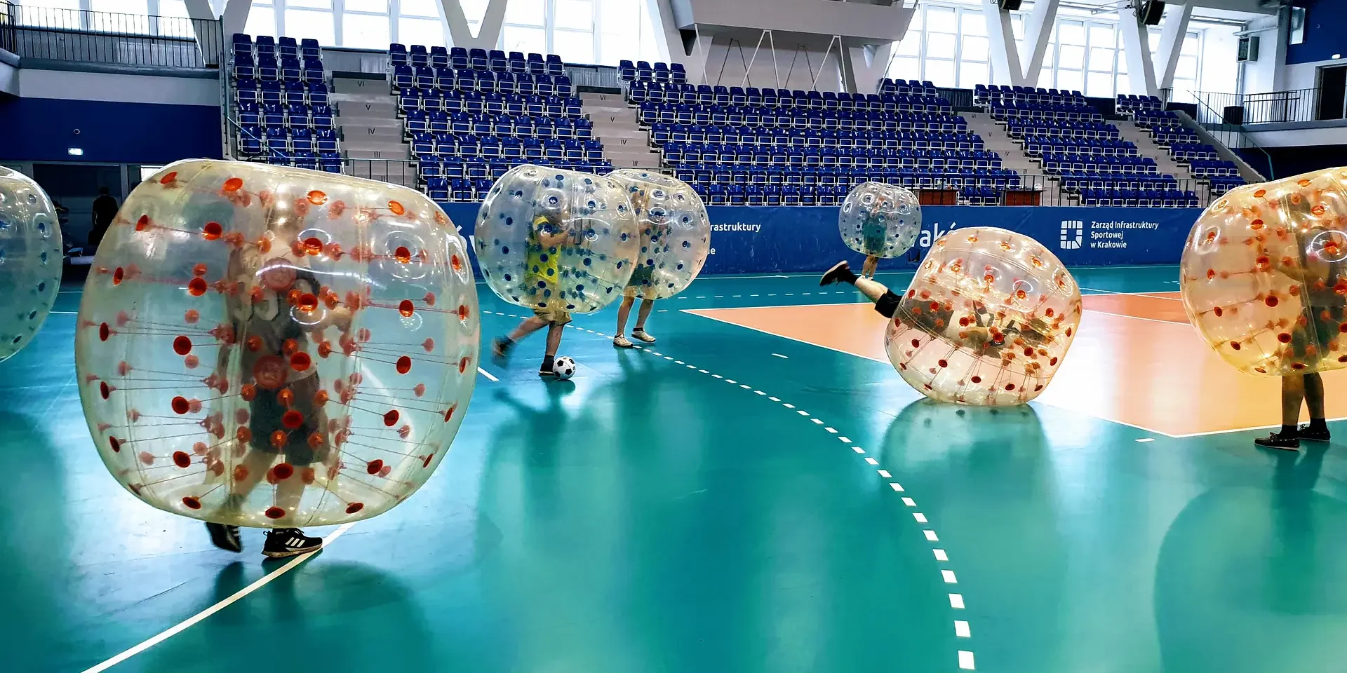 Gra w kule Bumper Ball na hali sportowej w Krakowie