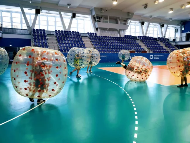 Gra w kule Bumper Ball na hali sportowej w Krakowie