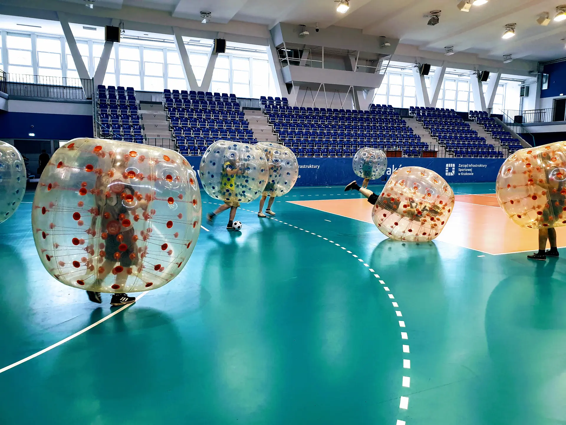 Gra w kule Bumper Ball na hali sportowej w Krakowie