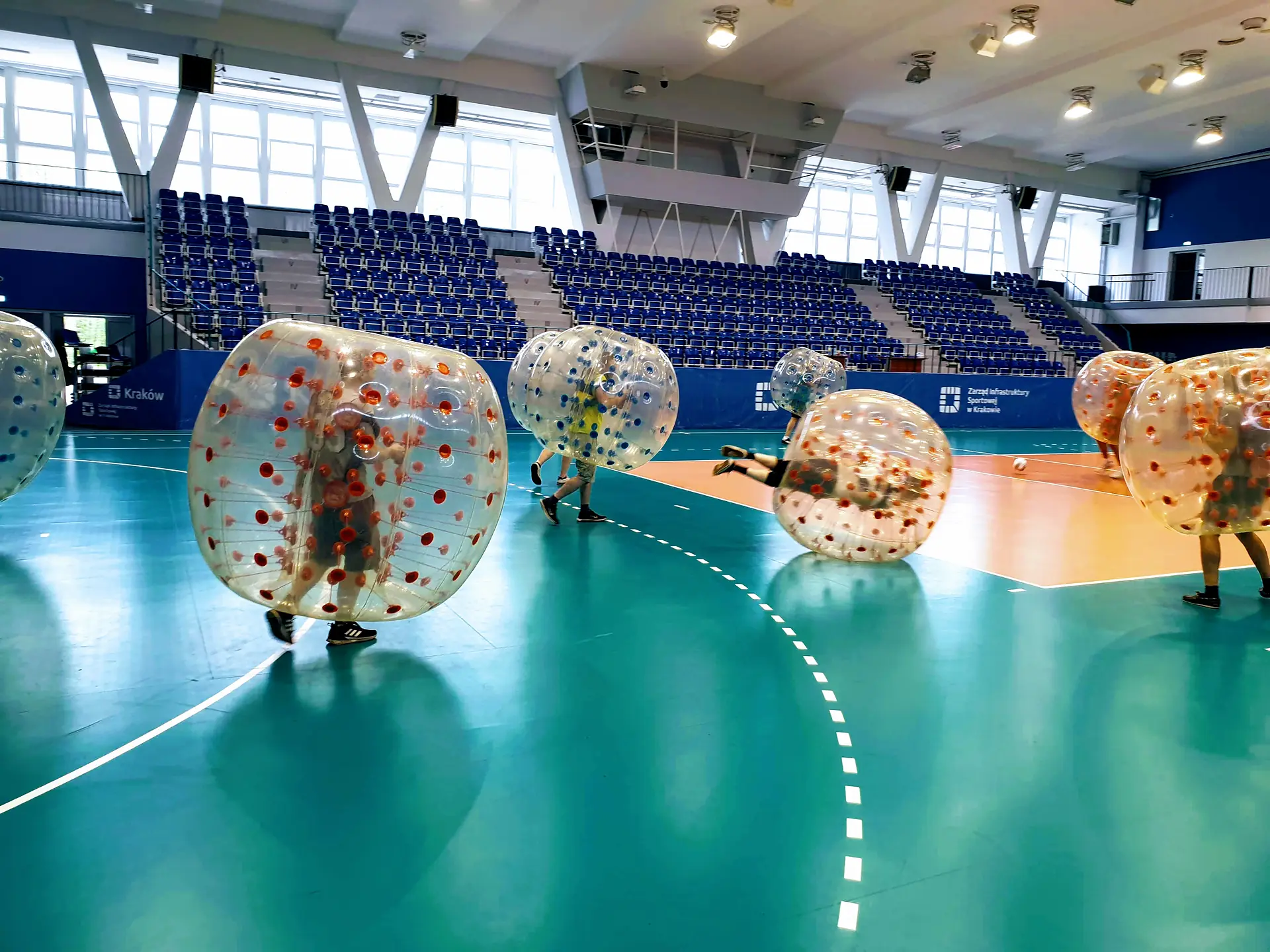 Gra w kule Bumper Ball na hali sportowej w Krakowie