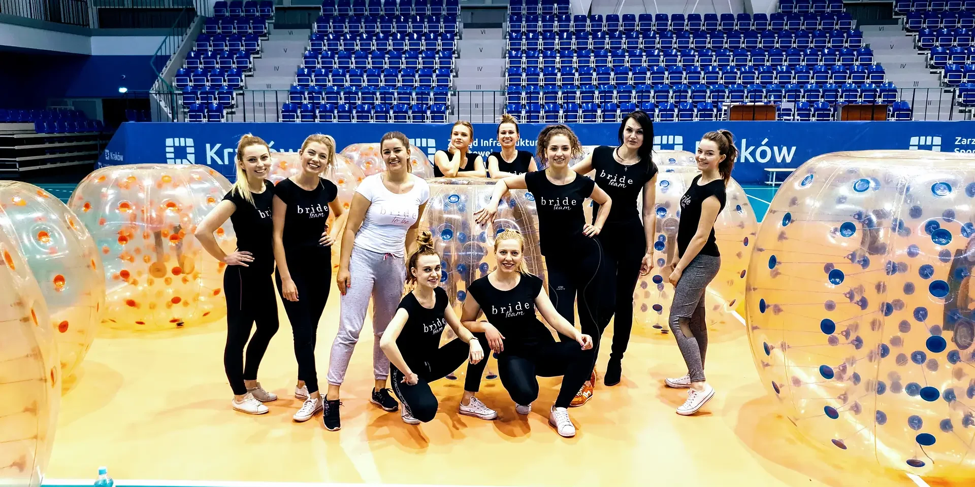 Gra w kule Bumper Ball na hali sportowej w Krakowie