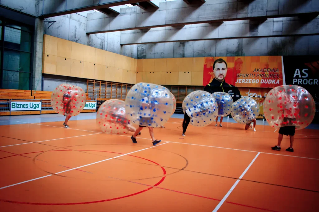 Mecz bumper ball na hali sportowej w Krakowie