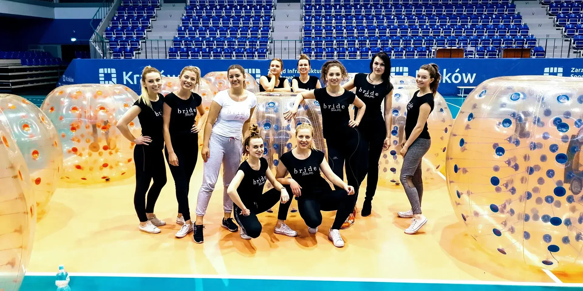 Wieczór panieński z Bumper Ball w Krakowie – drużyna panny młodej na hali