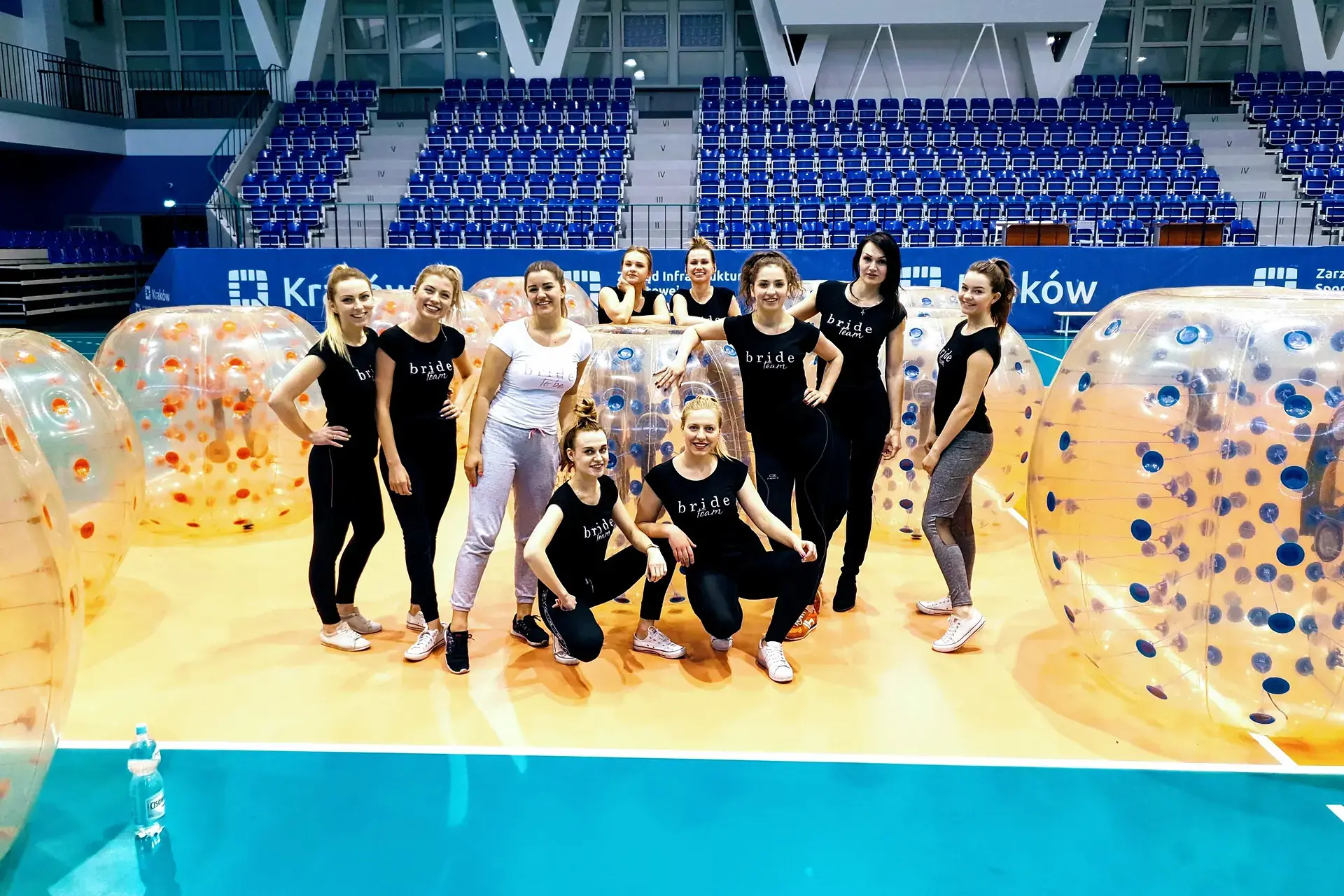 Wieczór panieński z Bumper Ball w Krakowie – drużyna panny młodej na hali