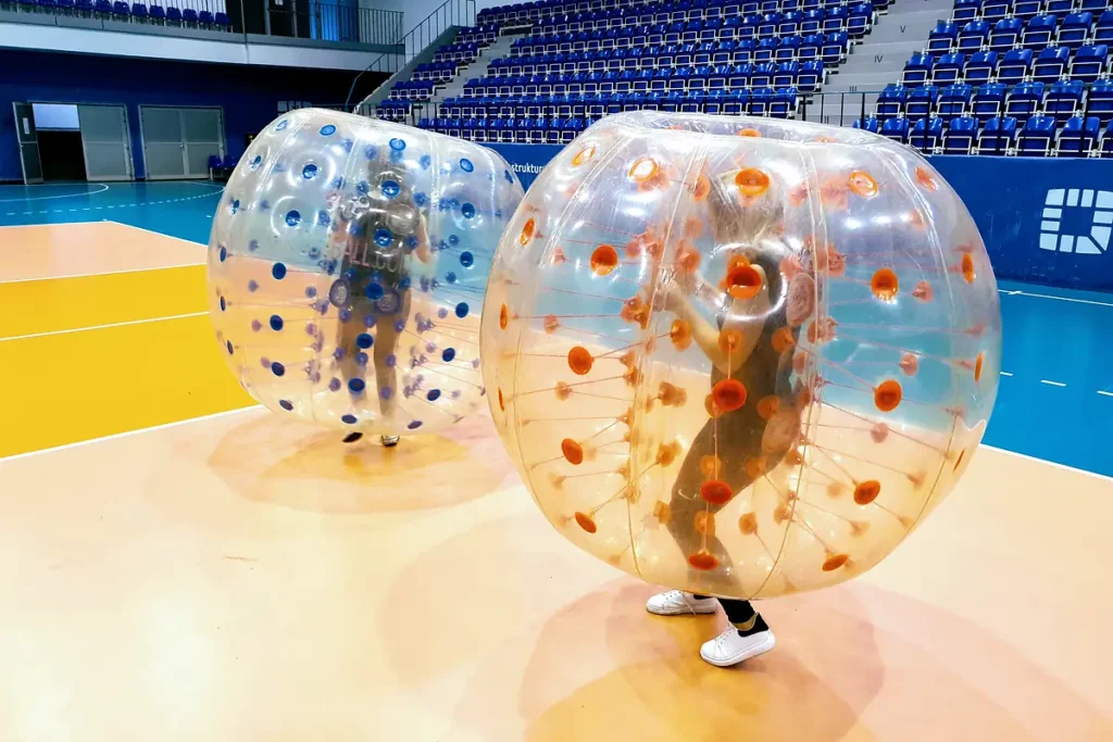 Zderzenie graczy w dmuchanych kulach bumper ball